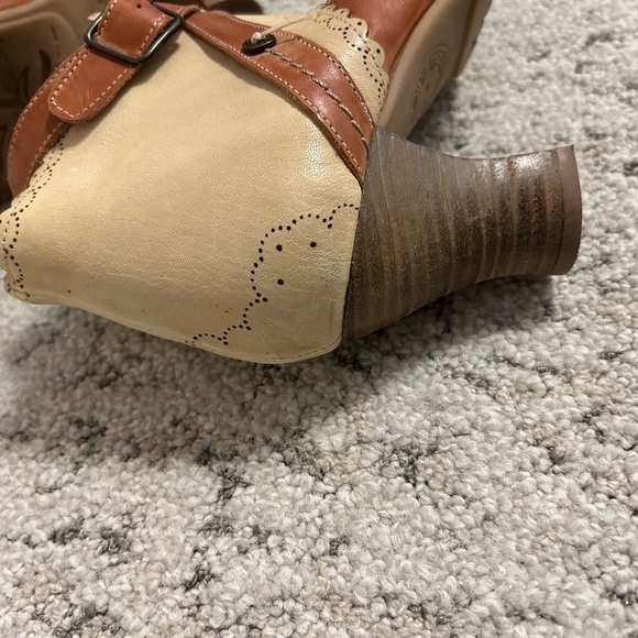 Gold Button 8.5 leather ankle booties w/floral detail excellent used condition - Picture 3 of 15